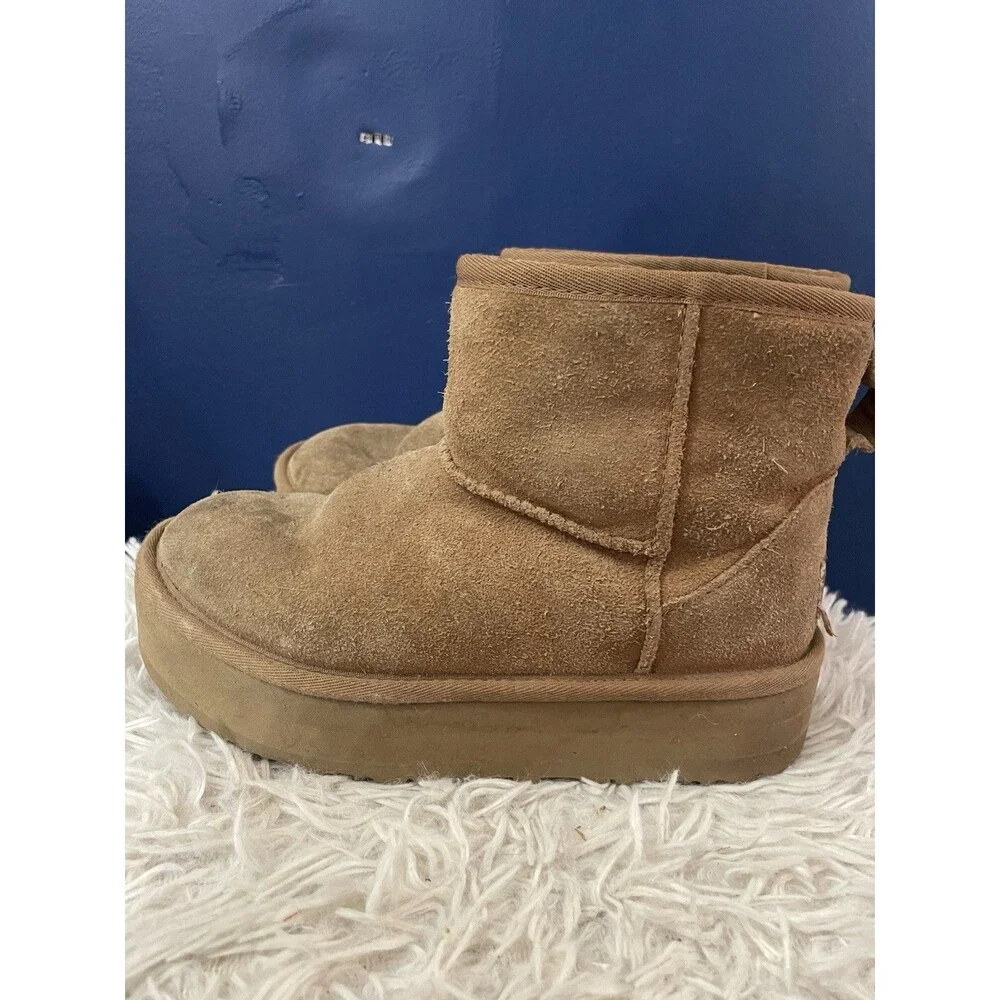 UGG YOUTH /BIG KID CLASSIC MINI PLATFORM CHESTNUT BOOT US Size 2